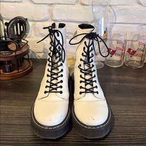 Kendall + Kylie Women's White Faux Leather Hunt2 Combat Lug Sole Boot